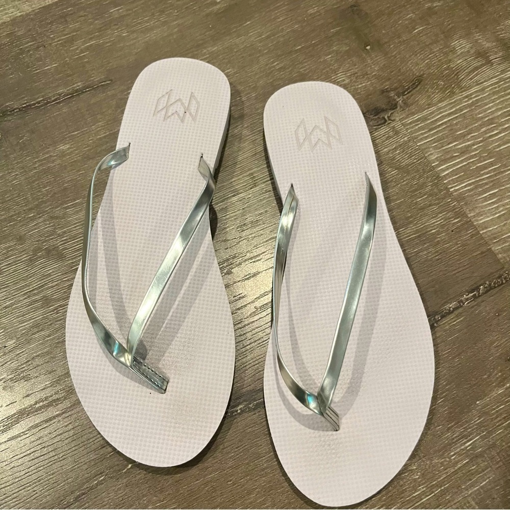 Womens Malvados Lux Pre-Nup Flip Flops Silver W/ Silver Strap 7/8